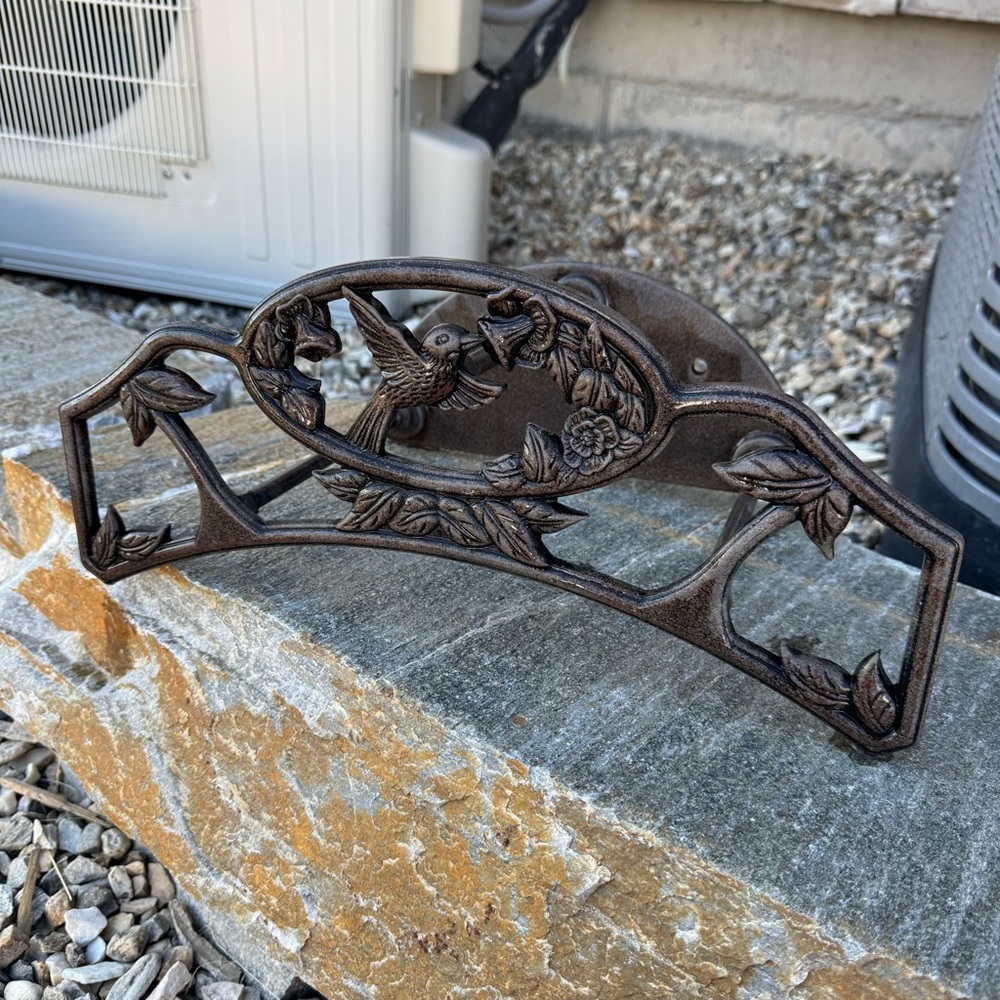 Garden Hose Holder Reel Wall Mounted Hanger Hook
Hummingbird Design Brown Metal